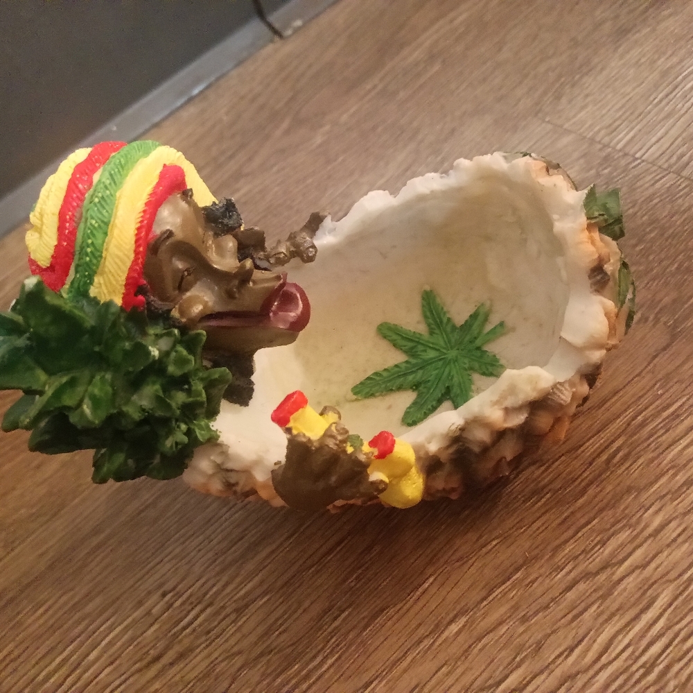 Bob Marley's ashtray n 2 rolling trays